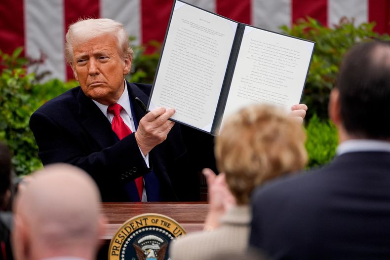 Donald Trump sostiene una orden ejecutiva firmada durante un anuncio de aranceles en la Casa Blanca