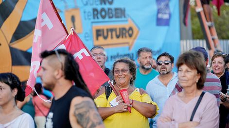 Instalación de la carpa del PIT-CNT y la Intersocial contra la reforma de la seguridad social. Foto: Javer Calvelo, adhocFOTOS