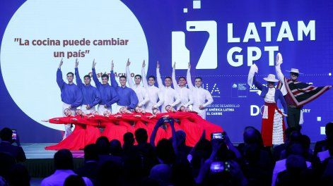 Integrantes del Ballet Folclórico de Chile (Bafochi) participan en el lanzamiento de Latam-GPT, primer gran modelo de lenguaje abierto de América Latina y el Caribe este martes, en Santiago (Chile).&nbsp;
