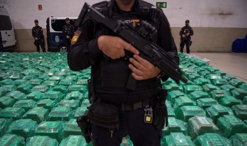 Un agente de la Policía Nacional de España custodia un cargamento de cocaína proveniente de Sudamérica e incautado en Algeciras, uno de los puertos donde, según la Justicia de Estados Unidos, operaba Sebastián Marset.