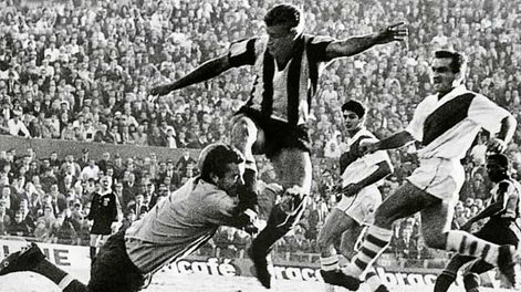 Libertadores 1966. Primera final, en Montevideo. Chocan Julio César Abbadie y Amadeo Carrizo.