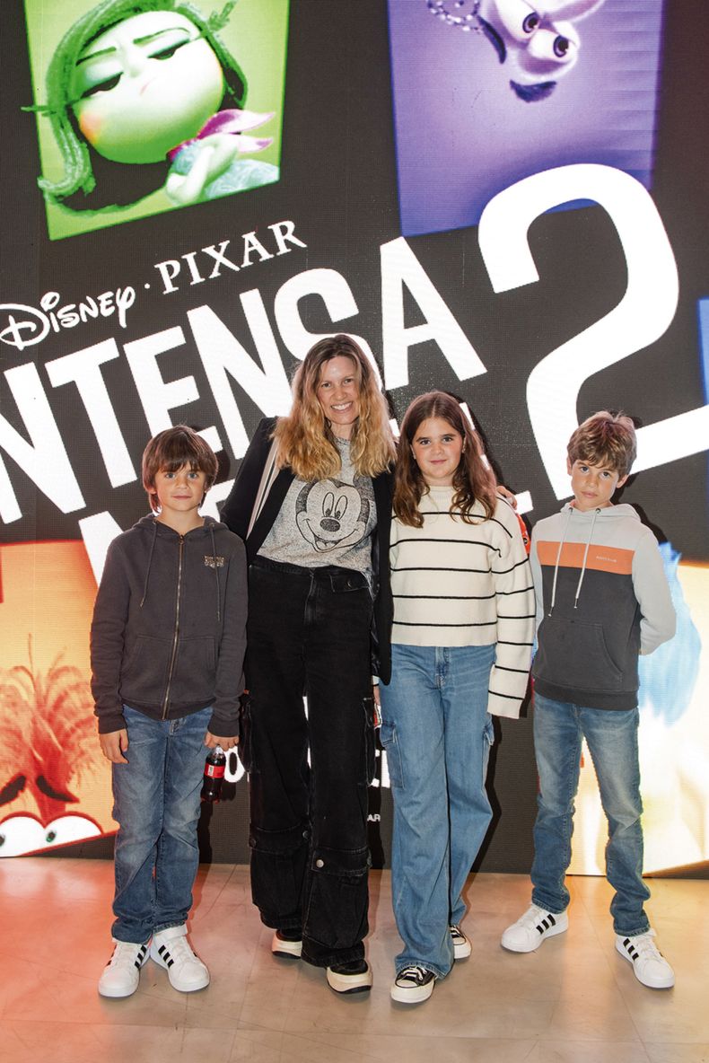 Ileana Beramendi con sus hijos Francisco, Siena y Gerónimo Restano