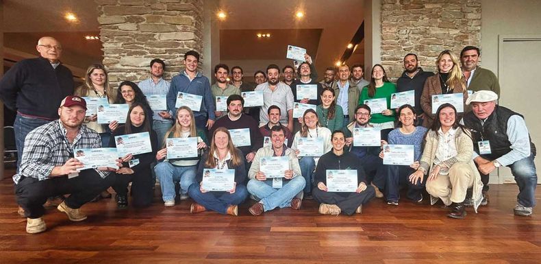 Los jóvenes que participaron de LiderA 2025 con directivos de la Sociedad de Criadores de Aberdeen Angus del Uruguay