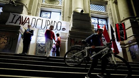 Ocupación en el liceo IAVA en Montevideo. Foto: Javier Calvelo / adhocFOTOS