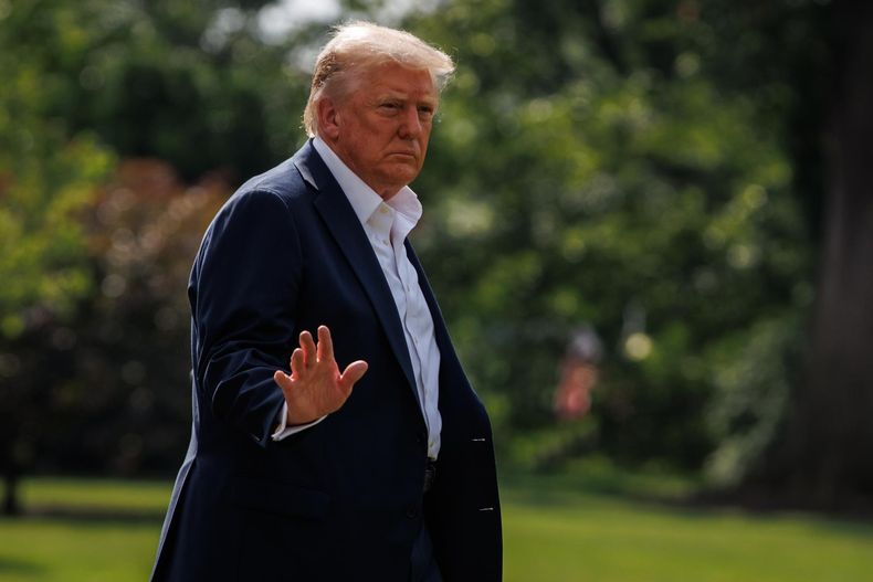 El presidente estadounidense, Donald Trump, saluda mientras camina hacia el Marine One por el Jardín Sur de la Casa Blanca en Washington, el 11 de julio de 2025