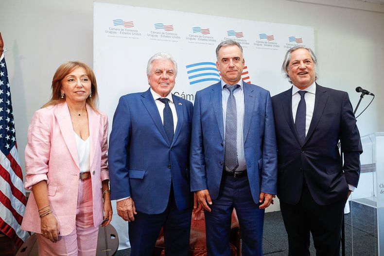 Directora ejecutiva de la Cámara de Comercio Uruguay-EEUU Magdalena Aonzo, embajador de Estados Unidos Lou Rinaldi, presidente de la República Yamandú Orsi y presidente de la Cámara de Comercio Uruguay-EEUU Haroldo Espalter.