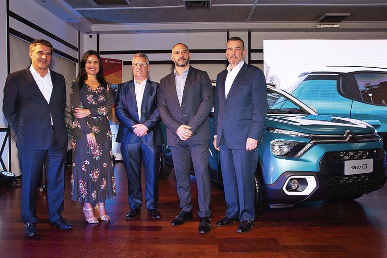 Director de Oversil S.A. Martin Soler, brand manager Citröen Latam Katia Ribeiro, director comercial Citröen Latam Stellantis Ricardo Carreira, jefe de Zona Stellantis Adrián Ponce Ventura y gerente comercial de Oversil S.A. Pablo Slinger