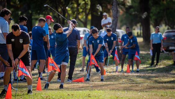 la asociacion uruguaya de golf y la mutual de futbolistas reiteraron una actividad conjunta en el club de golf del cerro