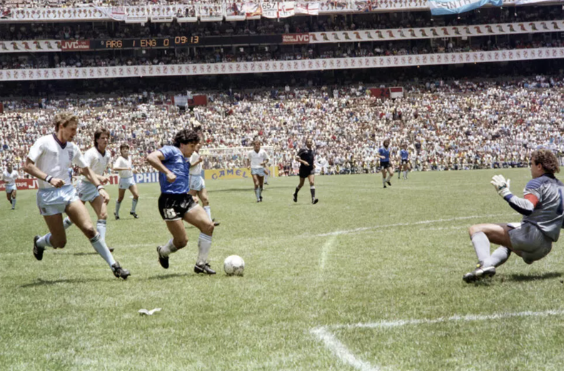 El argentino Diego Armando Maradona encara al arquero Peter Shilton en su famoso segundo gol ante Inglaterra en el Mundial de M&eacute;xico 1986.