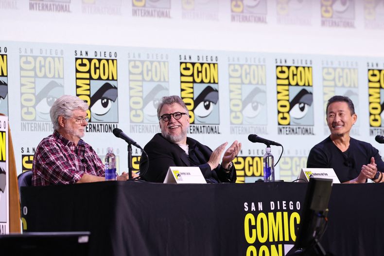 George Lucas, Guillermo del Toro y Doug Chiang, vicepresidente y director creativo ejecutivo de Lucasfilm, hablan en el escenario del adelanto del Museo Lucas de Arte Narrativo durante la Comic-Con International 2025 en San Diego