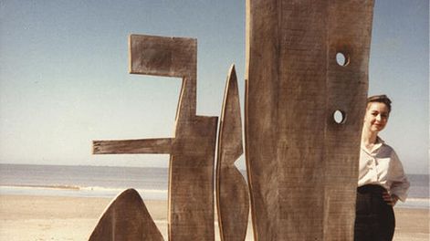 Búsqueda | Cecilia de Torres con obra de Matto. Foto de Alfredo Testoni, 1989.