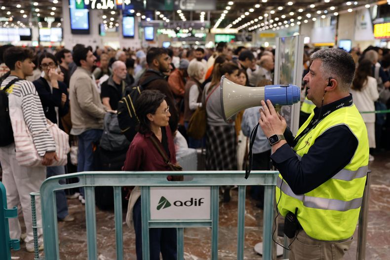 Colas interminables y aglomeraciones de pasajeros desorientados con trenes cancelados o con mucho retraso son la escena que imperó en la Estación de Sants de Barcelona durante el apagón
