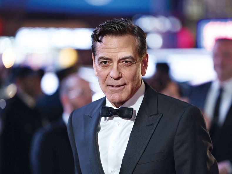 Para interpretar al periodista Edward R. Murrow, George Clooney debió sacrificar sus seductoras canas y teñirse de castaño oscuro