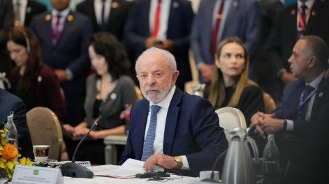 El presidente de Brasil, Luiz Inácio Lula da Silva, escucha un discurso del primer ministro de Malasia, Anwar Ibrahim, durante una reunión bilateral en Sri Perdana en Putrajaya, Malasia, el 25 de octubre de 2025.