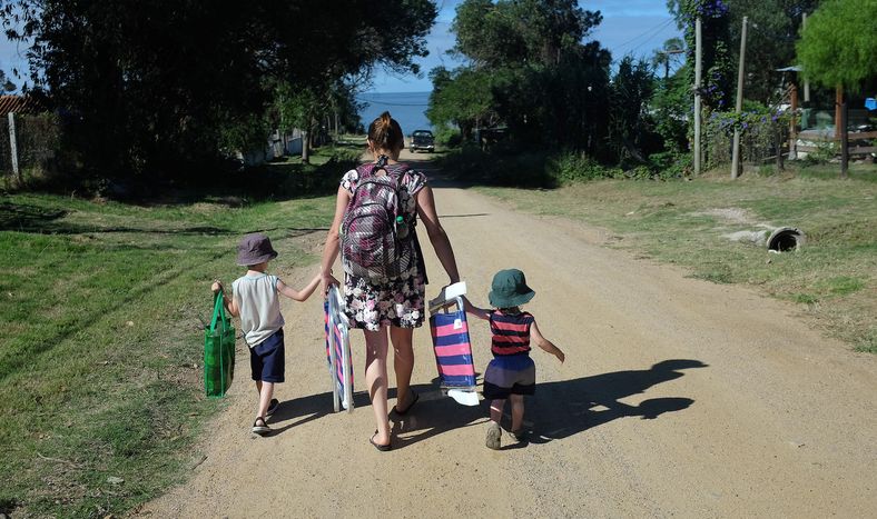 Una madre con dos hijos.