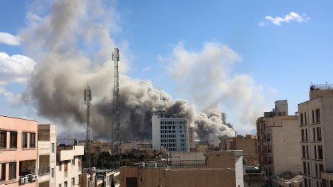 Humo se eleva en el centro de Teherán tras un ataque israelí en Irán, el 1 de marzo de 2026.&nbsp;