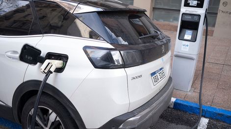 Vehículo eléctrico en un punto de carga.