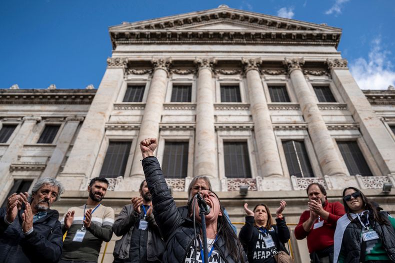 Promotores del plebiscito durante la jornada en que entregaron las firmas recolectadas al Parlamento