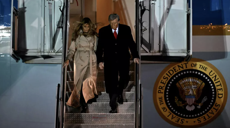 El presidente de los Estados Unidos, Donald Trump, y la primera dama, Melania Trump, bajan del Air Force One tras aterrizar en el aeropuerto de Stansted, al este de Inglaterra, el 16 de setiembre de 2025.