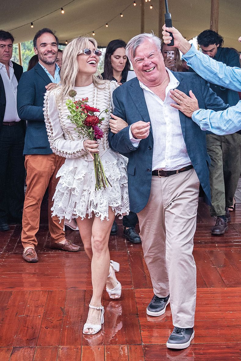 La novia llega con su papá Daniel
