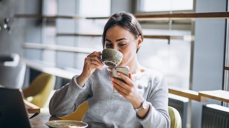 La cafeína permanece en el organismo durante horas, por lo que tomarla demasiado tarde puede interferir en la capacidad para conciliar el sueño.