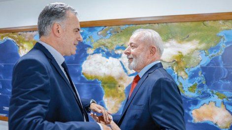 Yamandú Orsi, tras ser electo presidente, en su visita a Lula en diciembre de 2024.