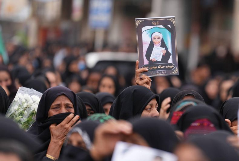 Una fotografía facilitada por el Departamento de Prensa Extranjera de Irán muestra a iraníes participando en el funeral de las víctimas de un ataque aéreo contra una escuela de niñas en la ciudad de Minab, en el sur de Irán, el 3 de marzo de 2026.