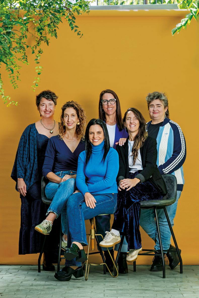 Paula Villalba, Danna Liberman, María Luz Viera y Jimena Márquez protagonizan la película Mamá está acá, de las directoras Claudia Abend y Adriana Loeff.