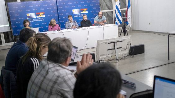 La Mesa Política comenzó a discutir el posible plebiscito el pasado lunes 14 de agosto. Foto: Pablo Vignali / adhocFOTOS La Mesa Política comenzó a discutir el posible plebiscito el pasado lunes 14 de agosto. Foto: Pablo Vignali / adhocFOTOS