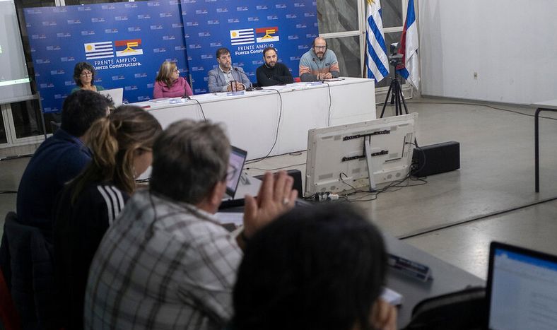 Reunión de la Mesa Política del Frente Amplio. Foto: Pablo Vignali, adhocFOTOS