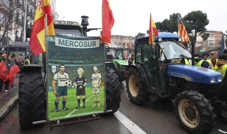 Marcha de cientos de tractores y agricultores que recorren el centro de la capital este miércoles, convocados por Unión de Uniones y Unaspi en protesta por el acuerdo comercial entre la UE y el Mercosur.