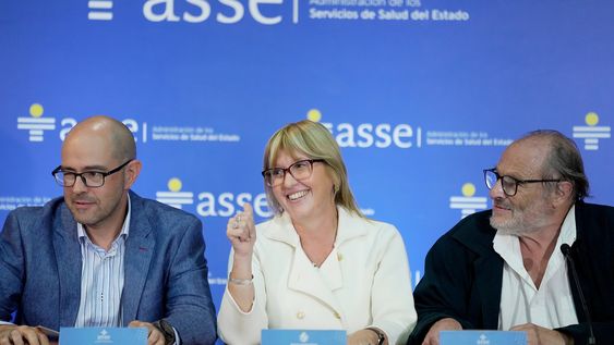 Álvaro Danza, Cristina Lustemberg y Daniel Olesker durante el acto de asunción del nuevo directorio en la sede de ASSE en abril. Álvaro Danza, Cristina Lustemberg y Daniel Olesker durante el acto de asunción del nuevo directorio en la sede de ASSE en abril.