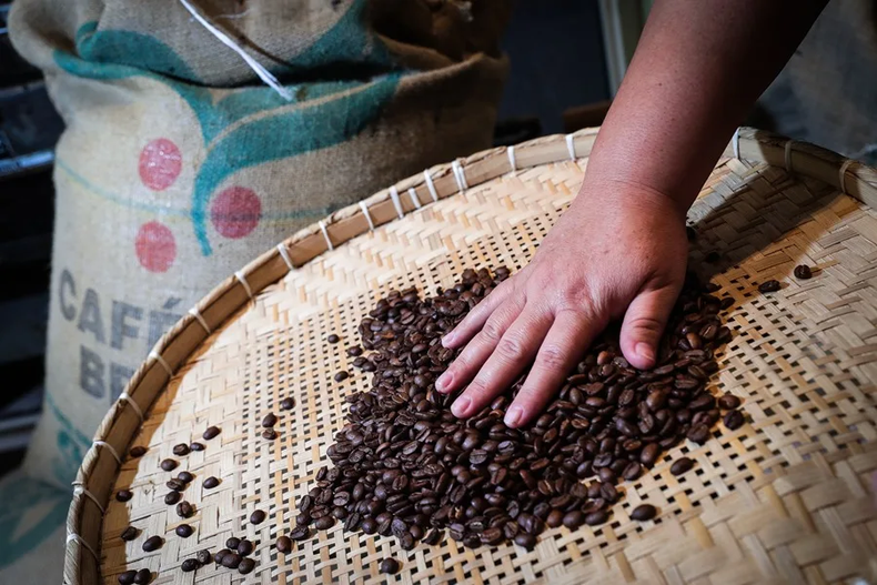 Granos de café en la cafetería Armazém do Café, en Río de Janeiro
