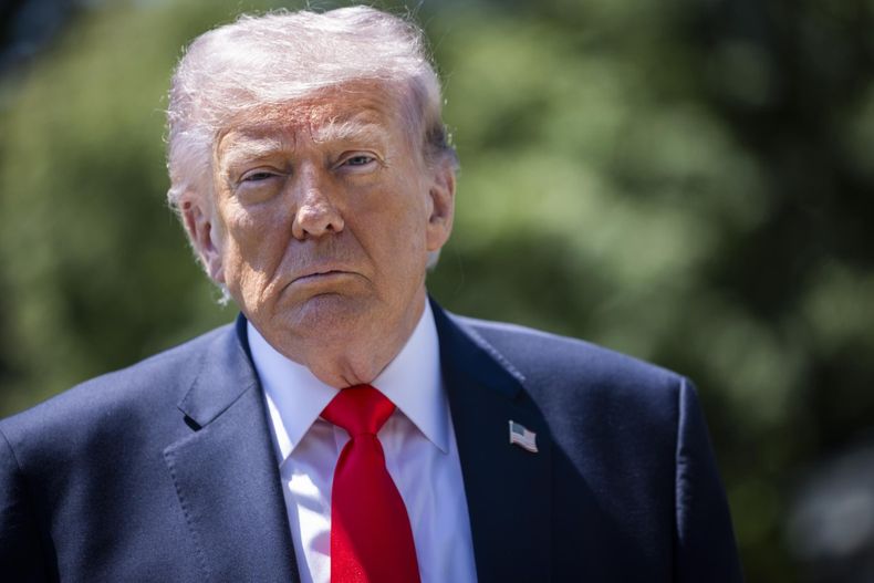 El presidente estadounidense Donald Trump sale de la Casa Blanca rumbo a Florida en Washington, D.C., EE.UU., el 1 de mayo de 2026.&nbsp;