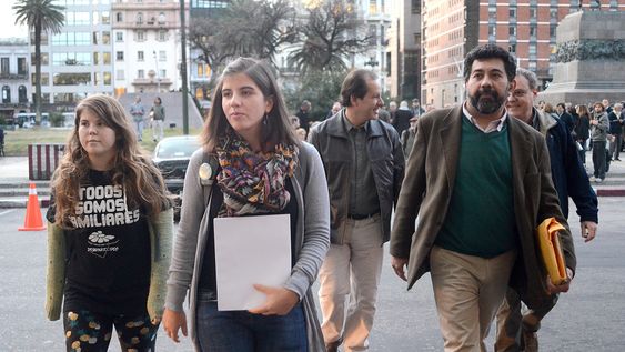 Nelson Villarreal, en 2015, junto a integrantes de las Redes Frenteamplistas, que se congregaron en la plaza Independencia para entregar una carta al entonces presidente, Tabaré Vázquez, para pedir la renuncia de quien era ministro de Defensa, Eleuterio Fernández Huidobro. Nelson Villarreal, en 2015, junto a integrantes de las Redes Frenteamplistas, que se congregaron en la plaza Independencia para entregar una carta al entonces presidente, Tabaré Vázquez, para pedir la renuncia de quien era ministro de Defensa, Eleuterio Fernández Huidobro.