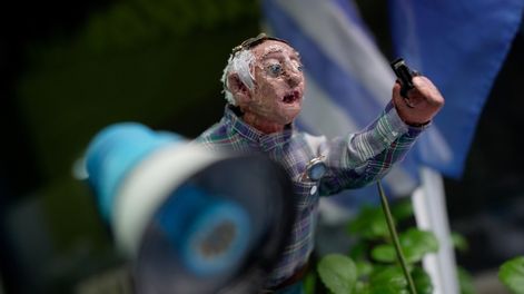 Un pequeño Gustavo Salle de yeso en la entrada del local de Identidad Soberana, en el Centro