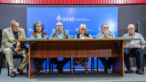 Gustavo Gianre (extremo izquierda) y Jorge Bentancur (extremo derecha) asumieron como directores sociales en ASSE; en el medio, los directores políticos del prestador y la ministra de Salud, Cristina Lustemberg.