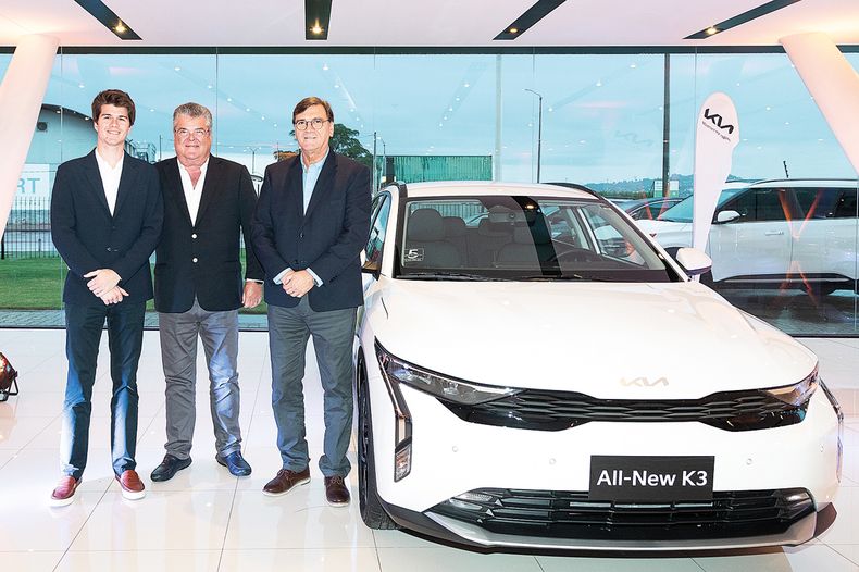 De Grupo Gandini: director de Operaciones Gustavo Gandini y CEO José Luis Gandini, junto al gerente general de Kia Uruguay Ricardo Joubanoba