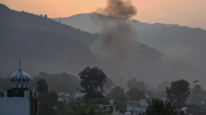 Una columna de humo se eleva hacia el cielo en la ciudad de Poonch, en la Cachemira administrada por India, el 7 de mayo de 2025