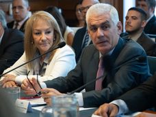 Carolina Cosse y Rodrigo Goñi durante la reunión en el Parlamento con una delegación de Estados Unidos y representantes de grandes compañías tecnológicas.
