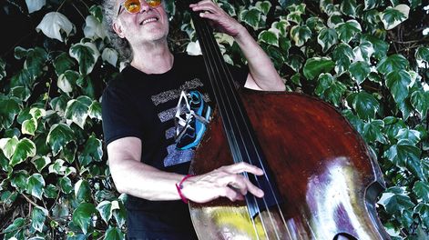 Búsqueda | Popo Romano en su casa del Buceo durante la entrevista con Búsqueda. Fotos: Javier Calvelo / adhoc FOTOS