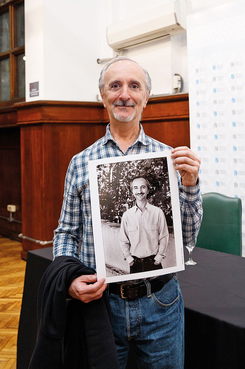 Ricardo Casas con su foto tomada por Panta Astiazarán