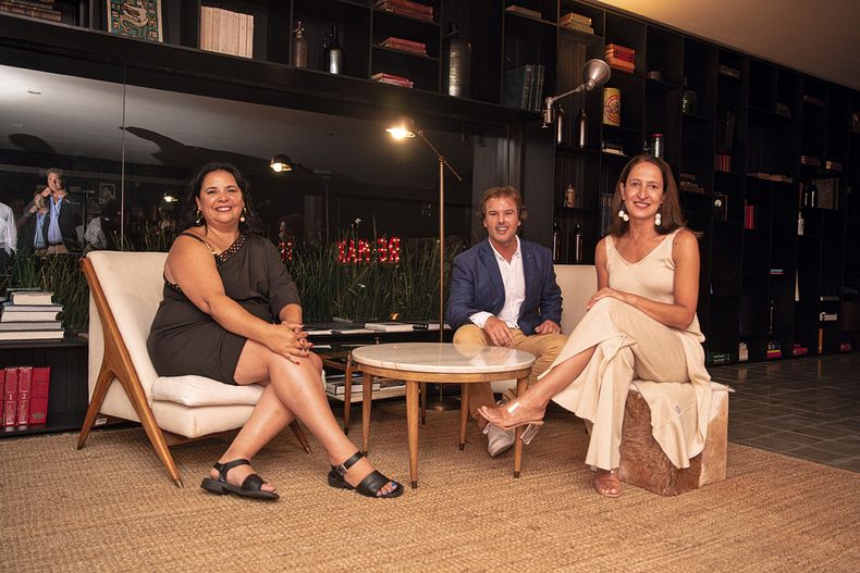 Las brokers Laura Landa y Alejandra Giacosa con Martín Díaz Pintos, premiado como Broker del Año