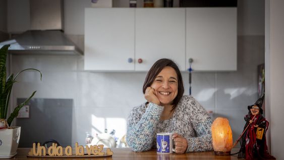 Karina Barrera fue diagnosticada con esclerosis múltiple hace 10 años y hoy integra la ONG Emur, que apoya a personas con esa enfermedad. Foto: Nicolás Garridos