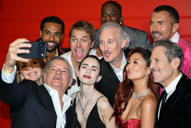 La première de Emily in Paris reunió al elenco de la serie en la alfombra roja del cine Grand Rex de París.