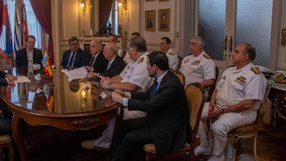 Mario Cardama, a la izquierda de la imagen, al firmar el acuerdo de construcción de los nuevos buques de la Armada Nacional, en diciembre del año pasado Mario Cardama, a la izquierda de la imagen, al firmar el acuerdo de construcción de los nuevos buques de la Armada Nacional, en diciembre del año pasado