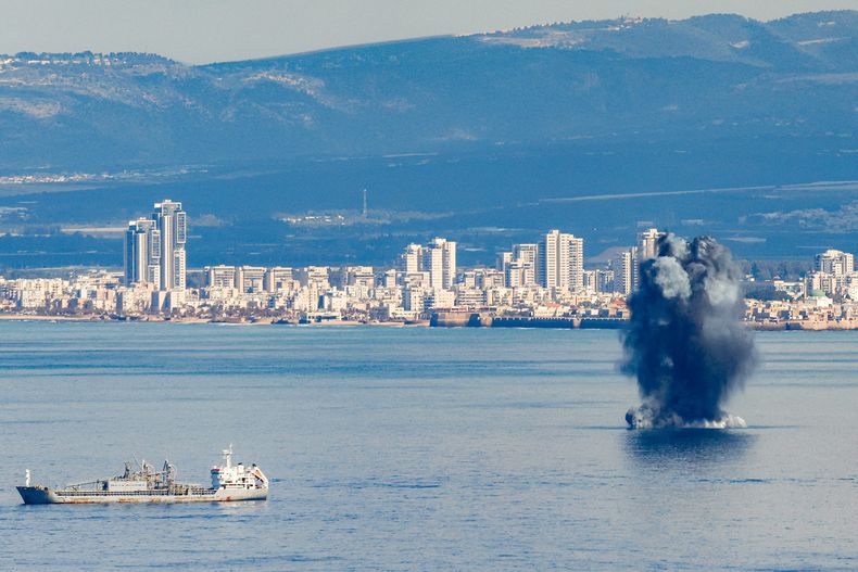 Un proyectil entrante explota sobre el agua en la bahía de Haifa, frente a la ciudad costera del norte de Israel, el 28 de febrero de 2026.