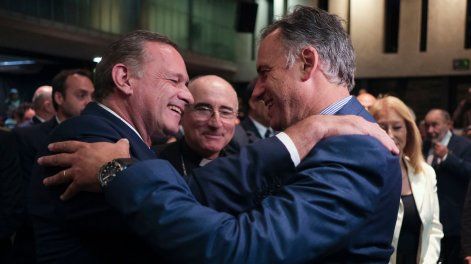 Álvaro Delgado y Yamandú Orsi en el acto de conmemoración de la 86° Noche de los Cristales Rotos en la sede de la Nueva Congregación Israelita en Montevideo