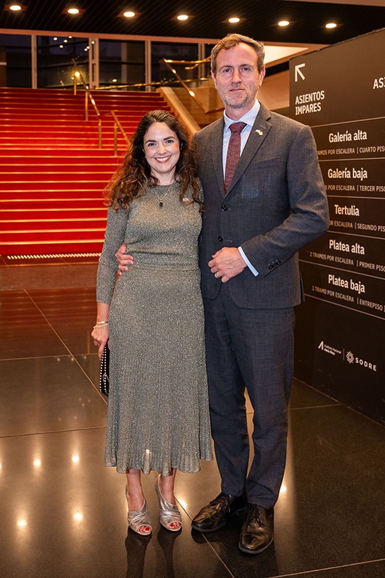 Nadia Montoto con el embajador británico Malcolm Green.