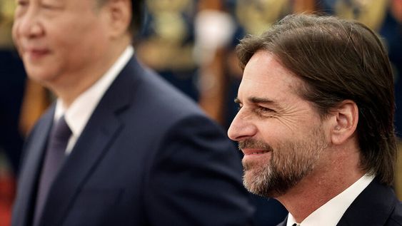 Lacalle Pou y su par chino Xi-Jinping tuvieron un encuentro en Beijing. Foto: Florence Lo / AFP Lacalle Pou y su par chino Xi-Jinping tuvieron un encuentro en Beijing. Foto: Florence Lo / AFP